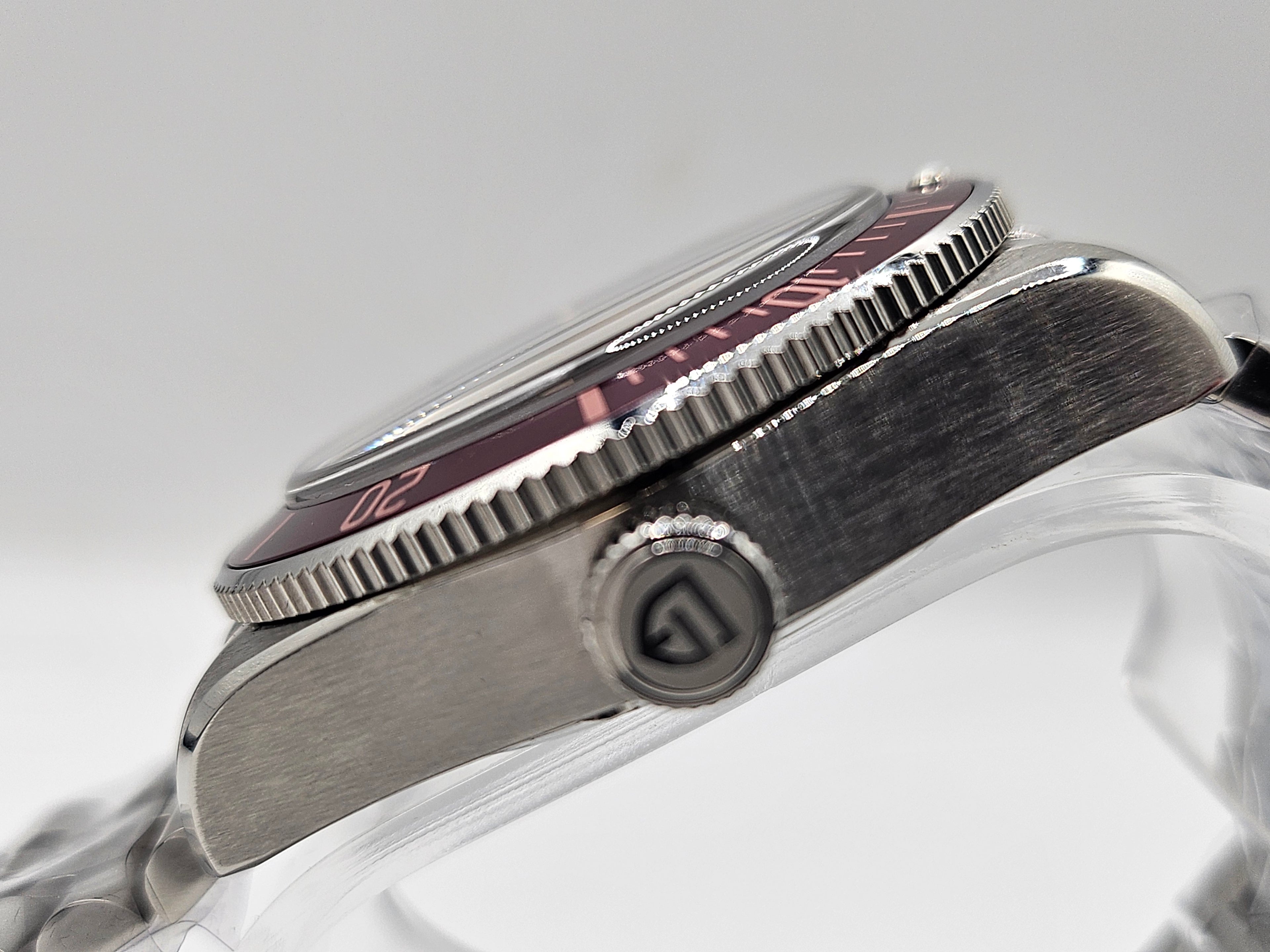 Pagani Design-BB58. Deep Red Bezel, Milled Clasp. NH35.