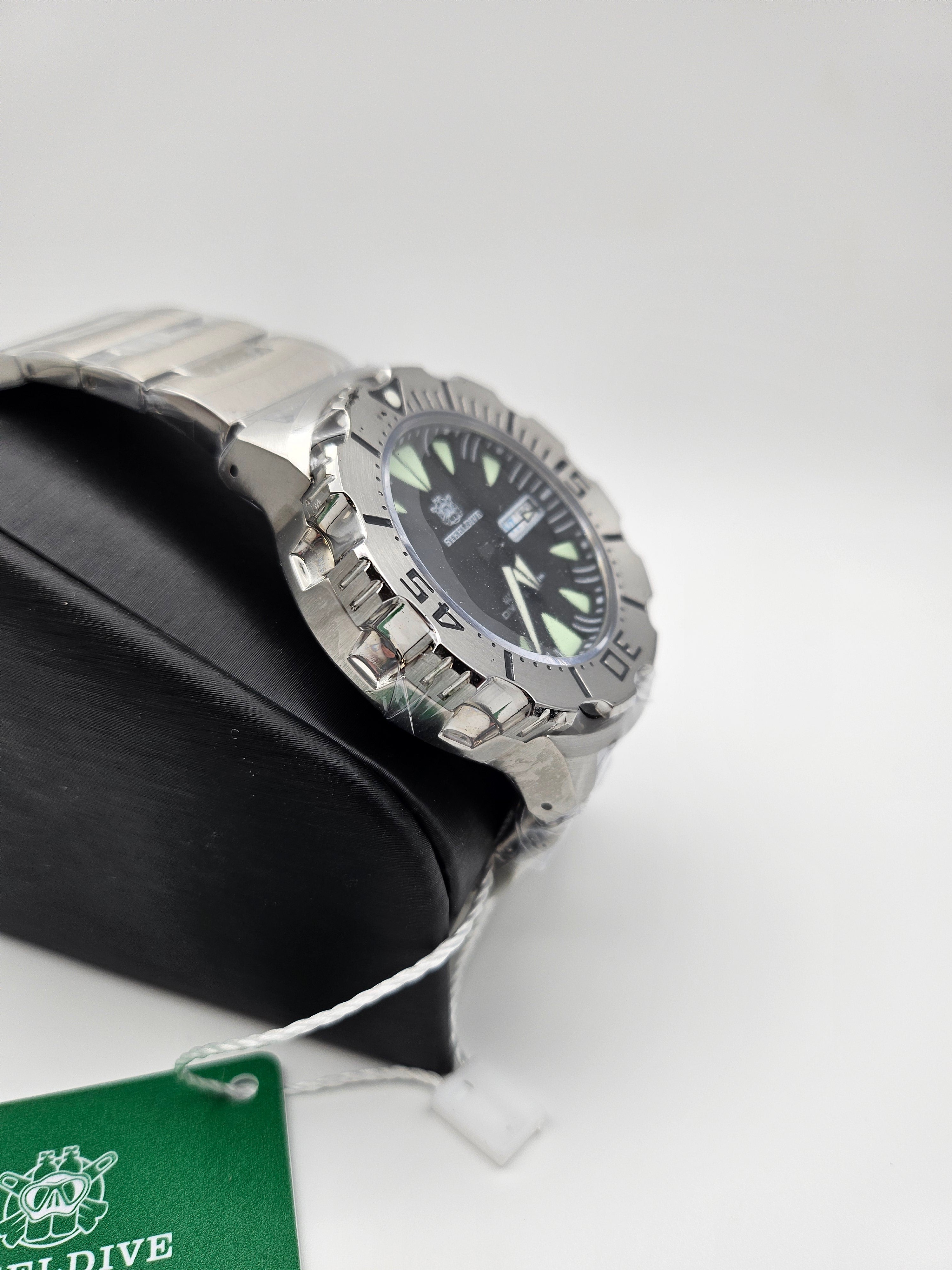 Steeldive SD1984 "MONSTER". NH36. Black Dial. Stainless Steel Bracelet
