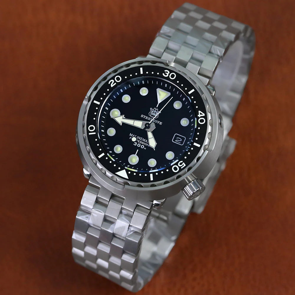 STEELDIVE SD1975-"Tuna". NH35. Black Dial. 5-link Engineer bracelet. 300 Meter Diver!